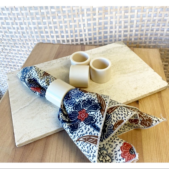 Vintage Beige Plastic Napkin Rings Set of 4 Made in Hong Kong - Picture 1 of 3